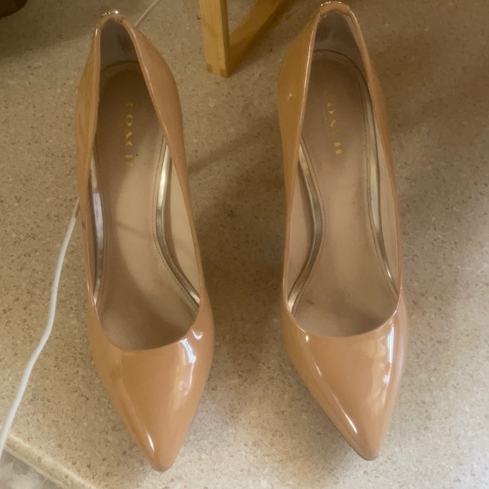 Coach Pumps